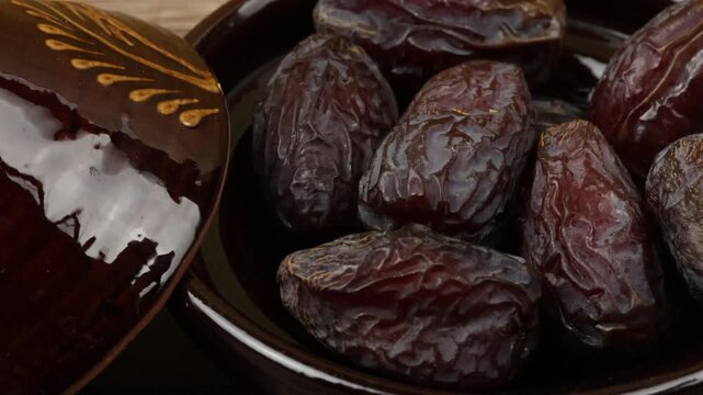 plat de dattes medjoul, en gros plan