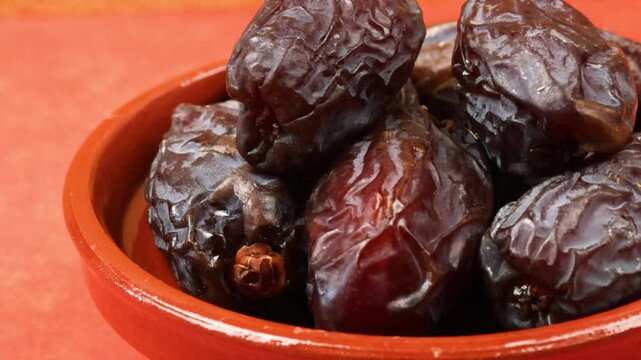 plat de dattes medjoul, en gros plan