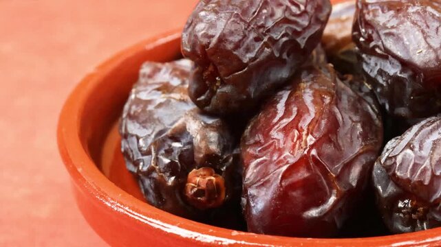 plat de dattes medjoul, en gros plan