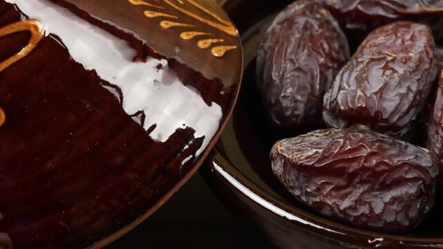 plat de dattes medjoul, en gros plan