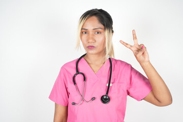 Enthusiastic medical staff, female healthcare worker, showing victory sign and smiling amazed, restoring faith in patients