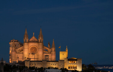 Catedral de Palma de Mallorca iluminada por la noche, Espa&ntilde;a