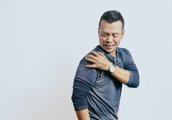 Obraz premium Asian man suffering from shoulder pain isolated on white background, Copy space for text.