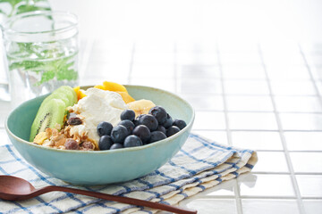 フルーツと盛り合わせたグリークヨーグルト