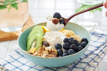 フルーツと盛り合わせたグリークヨーグルト