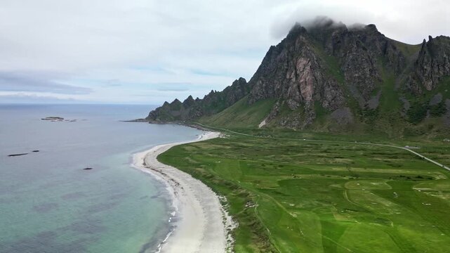 Der Bleik Sandstrand auf And&oslash;ya, Norwegen mit einem beeindruckende Bergpanorama mit besonderen Felsformationen im Hintergrund