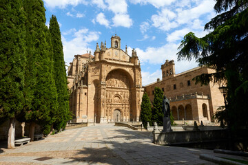 Fototapeta premium Concilio de Trento Square with the statue of Francisco de Vitoria and the facade of the church of San Esteban in Salamanca, in Castilla y Leon, Spain