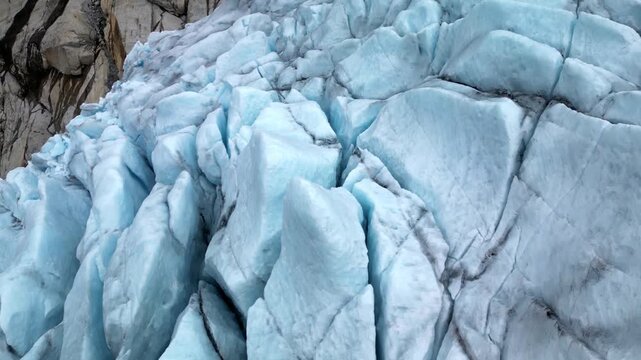 Der gewaltige Briksdalsbreen Gletscher in Norwegen aus der Vogelperspektive