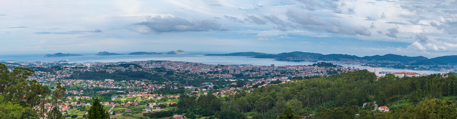 Obraz premium Panoramic view with several superimposed captures with views of the city of Vigo, the Cies Islands, the Morrazo region and the Rias Baixas, Pontevedra, Galicia.