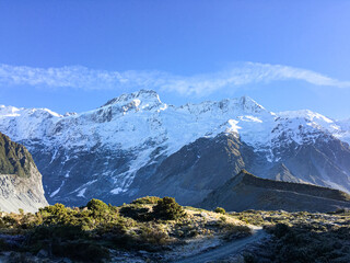 Obraz premium Hiking in a beautiful sunny blue sky winter day at Mount Cook national park, South Island New Zealand 