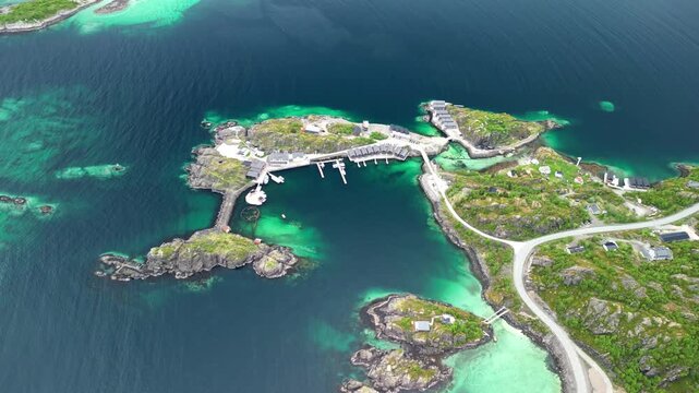 Beeindruckende und farbenfrohe Insellandschaft auf Senja neben der Kleinstadt Hamn