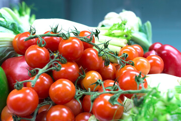 Cocktailtomaten auf rohem Gem&uuml;se