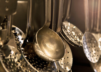 h&auml;ngende Sch&ouml;pfkelle und Schaumkellen