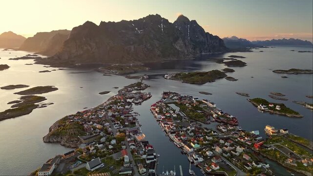 Henningsv&aelig;r im goldenen Licht der Mitternachtssonne. 
