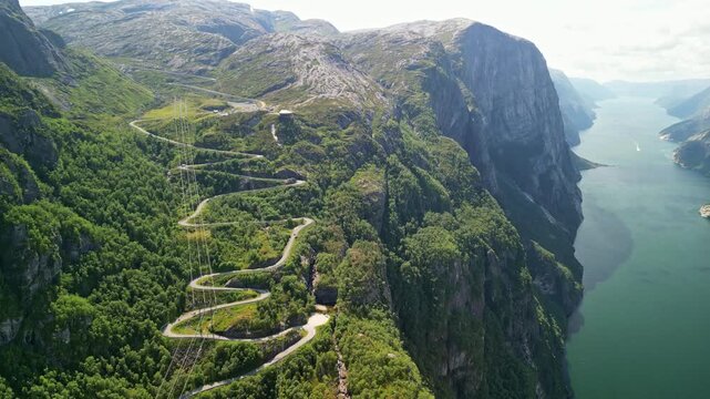 Die Sicht auf den Lysevegen und den bezaubernden Lysefjord in Norwegen