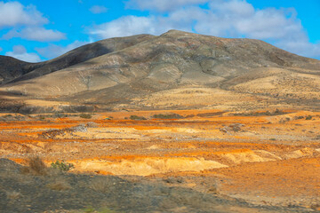 Naklejka premium Mountain range with a large hill in the middle. Typical landscape of Fuerteventura, Canary Islands 