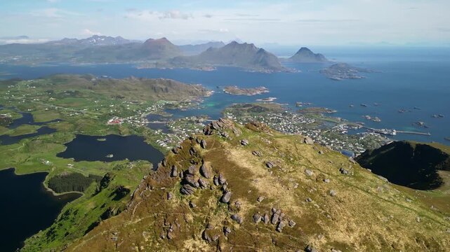 Der Nonstinden, eine Wahnsinns Aussicht auf Ballstadt und die wundersch&ouml;ne K&uuml;stenlandschaft auf den Lofoten