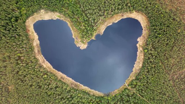 Ein Herzsee in mitten eines Waldes in Estland. - Lake Parika
