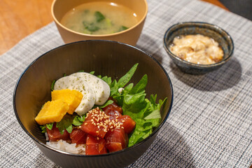 美味しそうな鮪の漬け丼
