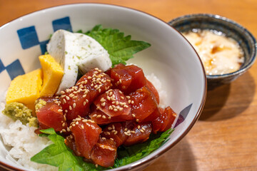 美味しそうな鮪の漬け丼