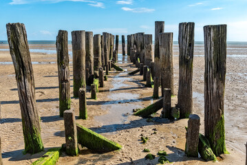 Ein von den Naturgewalten zerstörtes Pier am Strand bzw. am Watt auf der Nordseeinsel Föhr