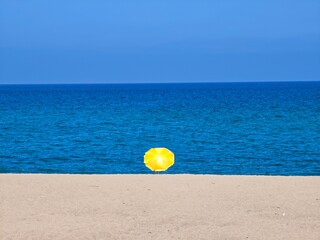 Gelber Sonnenschirm an Sardiniens Strand