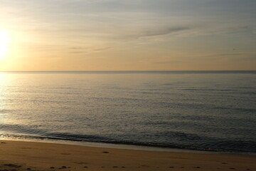 Obraz premium The sun rises at the sea in the morning.