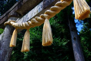 神社の鳥居にかけられた大きなしめ縄
