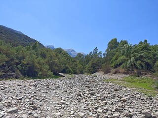 Wasserloses Flussbett auf Sardinien