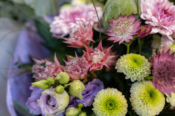 Bunter, gebundener Sommer Blumenstrauß