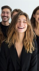 Obraz premium A joyful gathering of friends with wide smiles in a light-filled room