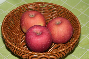 Apples are one of the most popular and widely consumed fruits globally, known for their crisp texture, sweet-tart flavor, and versatility in culinary applications.|蘋果