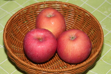 Apples are one of the most popular and widely consumed fruits globally, known for their crisp texture, sweet-tart flavor, and versatility in culinary applications.|蘋果