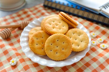 Sandwich cracker peanut butter,cracker in a white plate 
