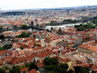 Obraz premium Charles Bridge and old town view from Prague Castle