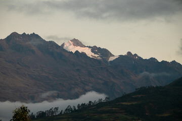 Montañas con nevado en amanecer cubierto de nieve 