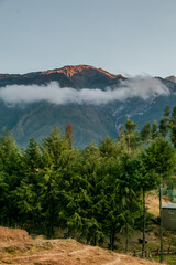 Montañas con nevado en amanecer cubierto de nieve 