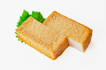 カットした絹厚揚げ