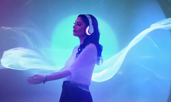 Una mujer escucha m&uacute;sica con auriculares.