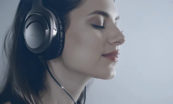 Una mujer escucha m&uacute;sica con auriculares.