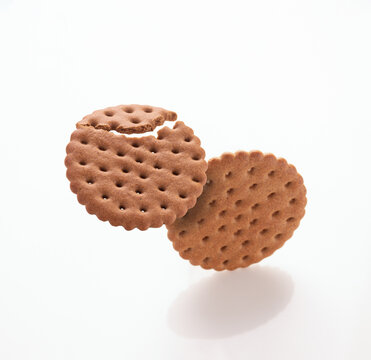 round ginger biscuits, flying food
