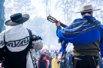 Músicos argentinos tocando folflore tradicional en festividad nacional