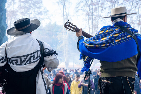 M&uacute;sicos argentinos tocando folflore tradicional en festividad nacional