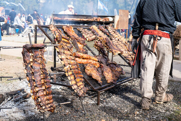 Gran asado de costillar a la estaca en día festivo Argentino