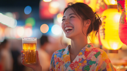 夏祭りのビールと笑顔の女性