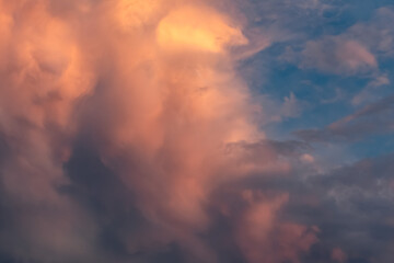 Fototapeta premium Clouds over NYC during a summer ssunset