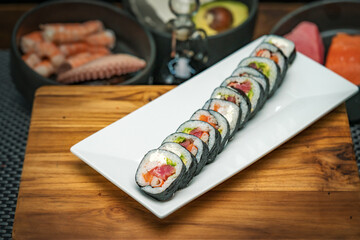 sushi california con camaraon, surimi y pescado