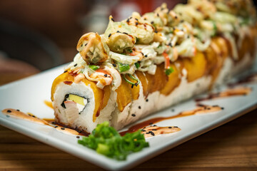 sushi empanizado especial con bolas de aguacate