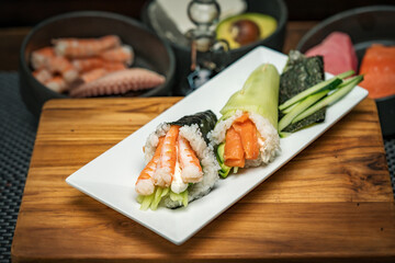 conos de camaron surimi, camaron , alga y pepino