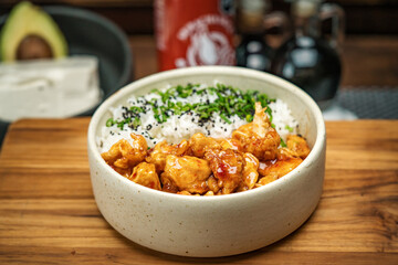 pollo a la naranja con arroz blanco, cebollin y ajonjoli